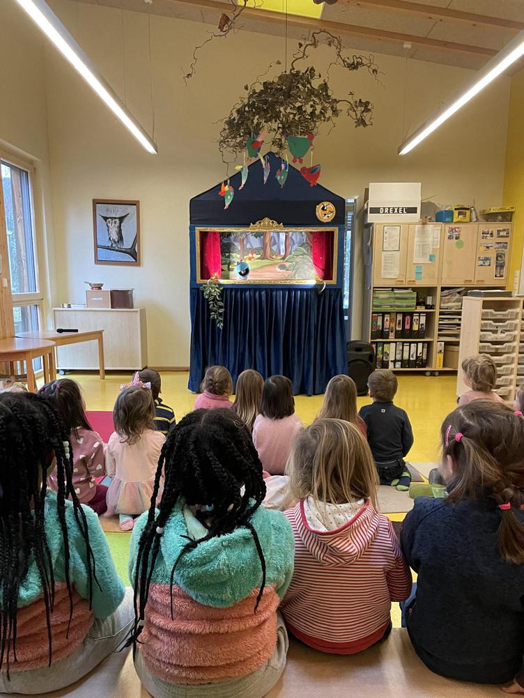 Das Puppentheaterstück Coloro auf Mission mit Kindern